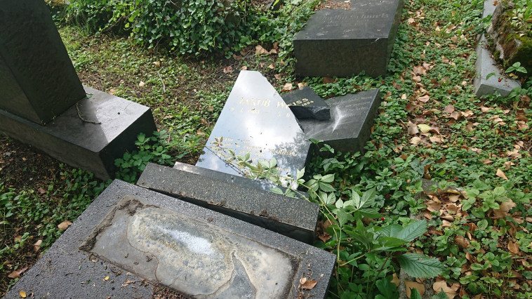 קבר יהודי שהושחת  (צילום: רשתות חברתיות)