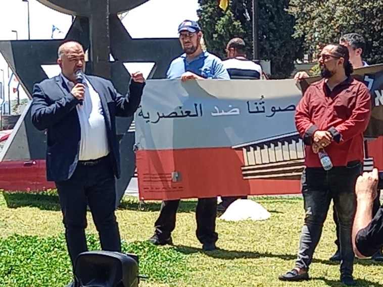 מנסור עבאס בהפגנה נגד חוק האזרחות