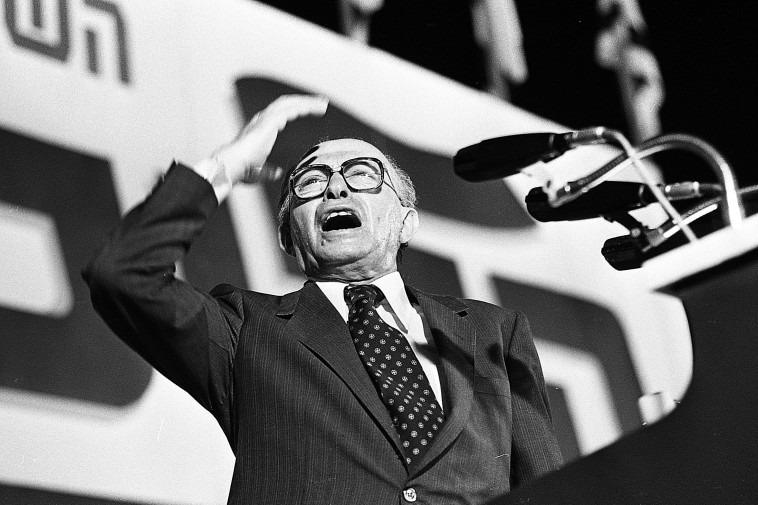 מנחם בגין מגיב לנאום הצ'חצ'חים בכיכר מלכי ישראל