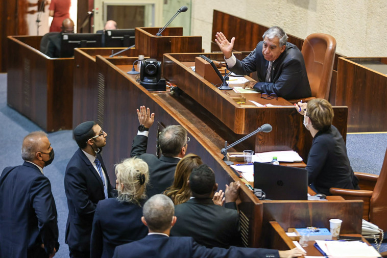 יו''ר הכנסת מיקי לוי מתווכח עם יואב קיש