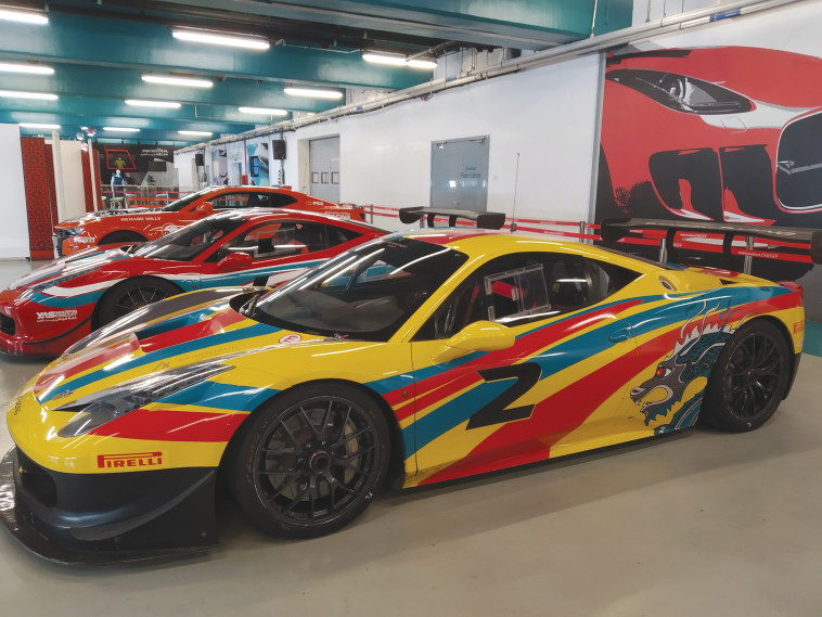 נהיגה על מכוניות יוקרה