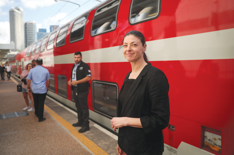מרב מיכאלי ברכבת