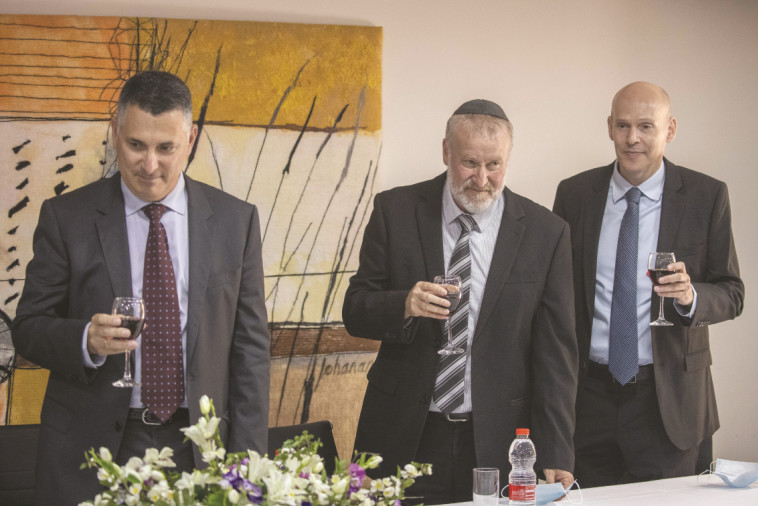 עמית איסמן, אביחי מנדלבליט וגדעון סער