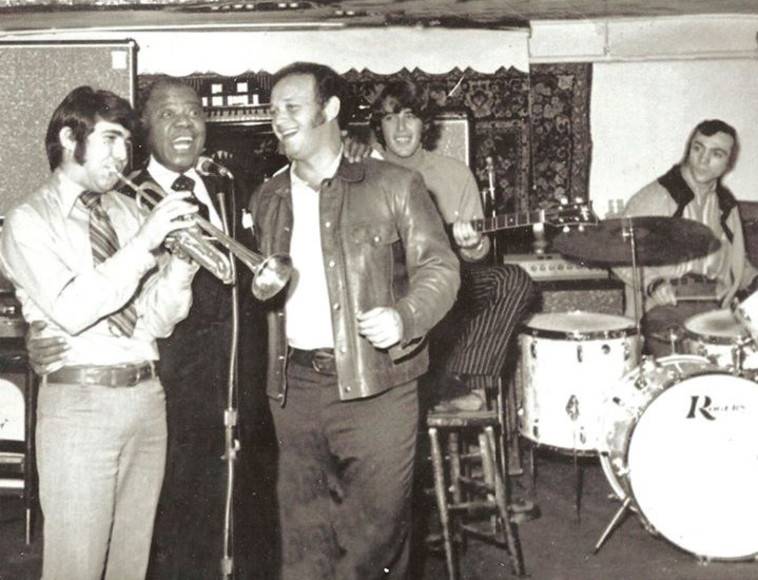 ארמסטרונג במועדון הישראלי &ldquo;אל אברם&rdquo; בניו יורק בהופעתו של החצוצרן הישראלי יעקב אוריאל