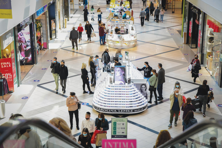 אנשים בקניון איילון עם מסיכות