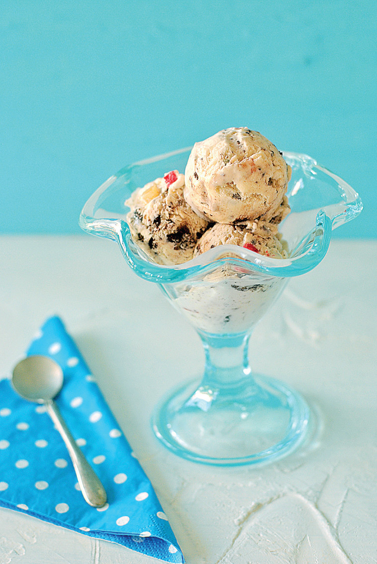 גלידת וניל עם שברי עוגיות (צילום: פסקל פרץ-רובין)