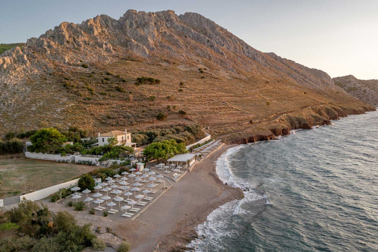 הרים לצד הים. הנוף של הידרה