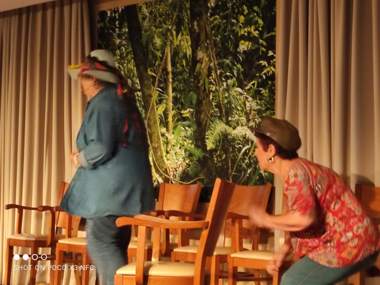 מתוך ההצגה ''טיול לא מאורגן''