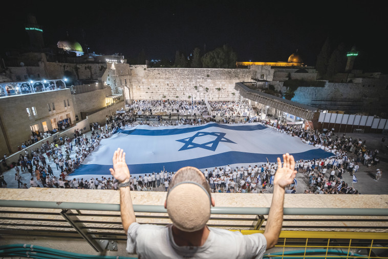 המונים חוגגים ברחבת הכותל עם דגל ישראל (צילום: יונתן זינדל, פלאש 90)