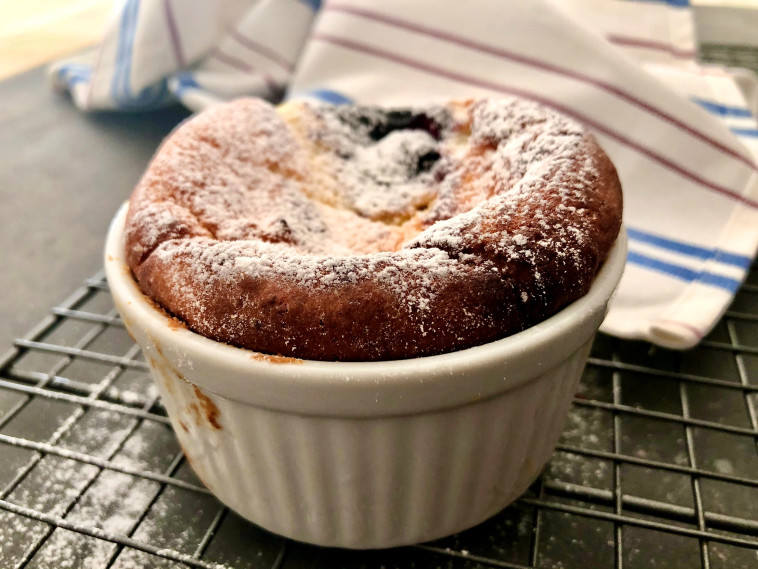 עוגת גבינה אפויה עם נטיפי ריבה