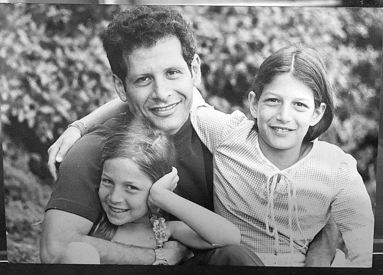 מנחם עיני ושתי בנותיו