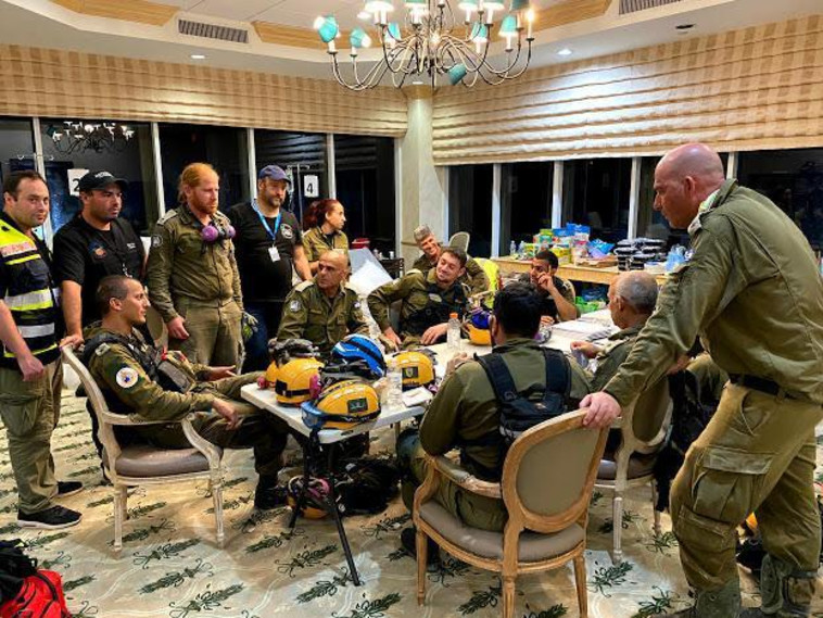 צוות החילוץ הישראלי בהתייעצות עם האמריקאים (צילום: דובר צה''ל)