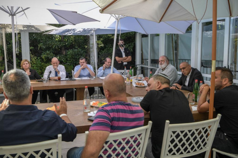 נפתלי בנט ואורנה ברביבאי בפגישה עם בעלי אולמות האירועים