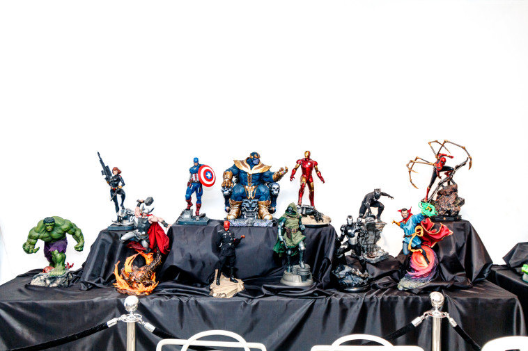 פסלי הדמויות של Marvel ב''קומיקס-קון ישראל''