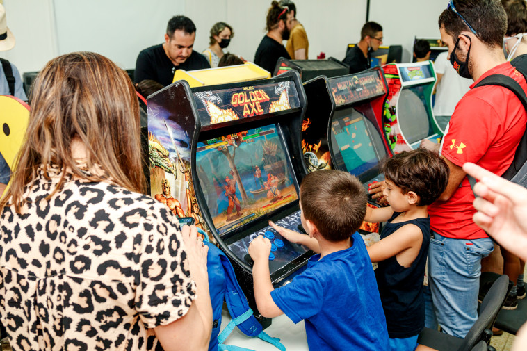 הורים וילדים במתחם ה''ארקייד'' ב''קומיקס קון ישראל''