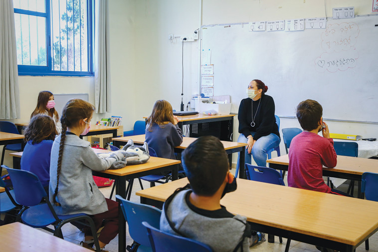 תלמידים בבית ספר בקורונה