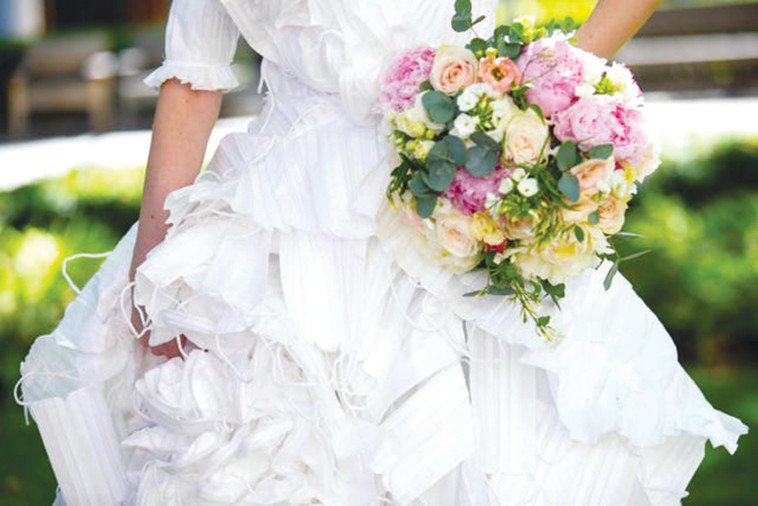 1,500 מסיכות, שמלה אחת