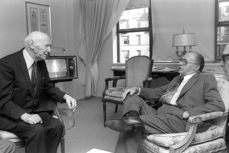 מנחם בגין עם יצחק בשביס-זינגר לאחר זכייתו בפרס נובל, 1978