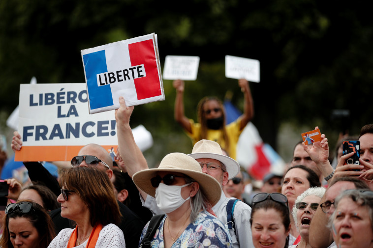 הפגנות בצרפת נגד הנחיות הקורונה (צילום: REUTERS/Benoit Tessier)