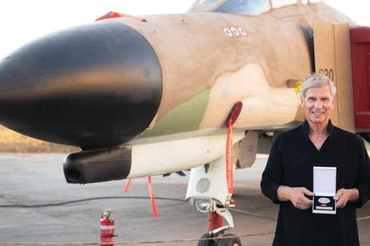 תא''ל בדימוס אבי ברבר בטקס הענקת כנפי הזהב לבוגרי קורסי הטיס של שנת 1970 