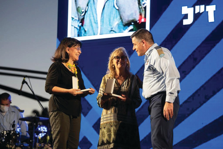 מפקד חיל האוויר בטקס הענקת כנפי הזהב, מעניק את הפרס לנורית הרפז