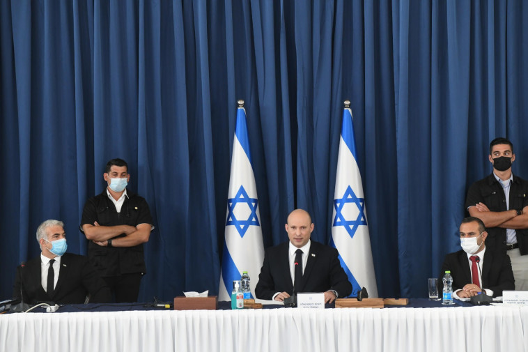 ראש הממשלה נפתלי בנט ושר החוץ יאיר לפיד בישיבת הממשלה (צילום: עמוס בן גרשום, לע''מ)