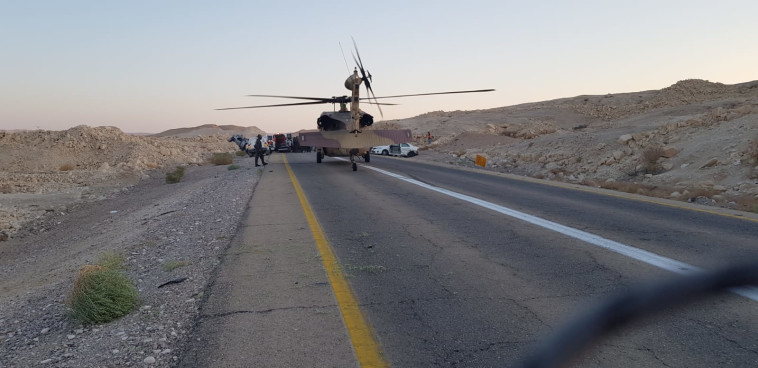 מסוק מפנה פצועים בזירת התאונה בערבה