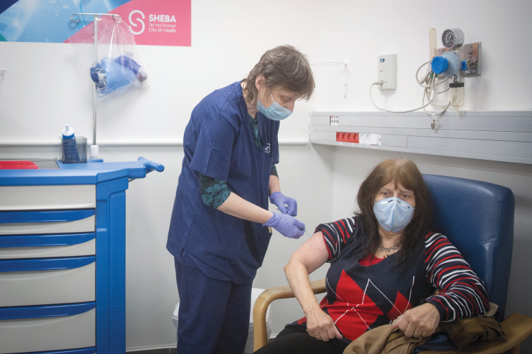 אישה מתחסנת לקורונה