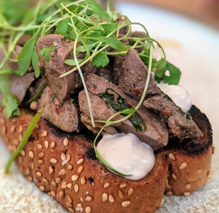 ביס מענג. כבד מרוקאי על חלה