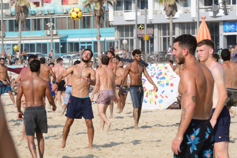 צעירים בחוף הים בתל אביב