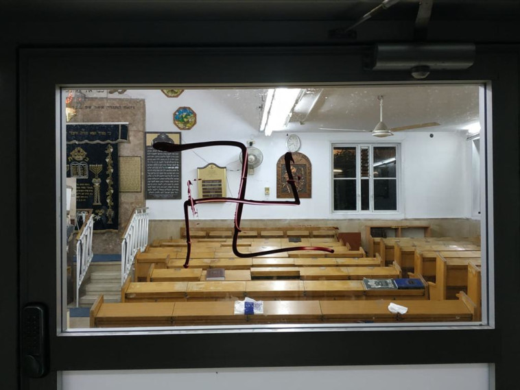 צלב קרס בבית כנסת בבני ברק (צילום: משטרת ישראל)