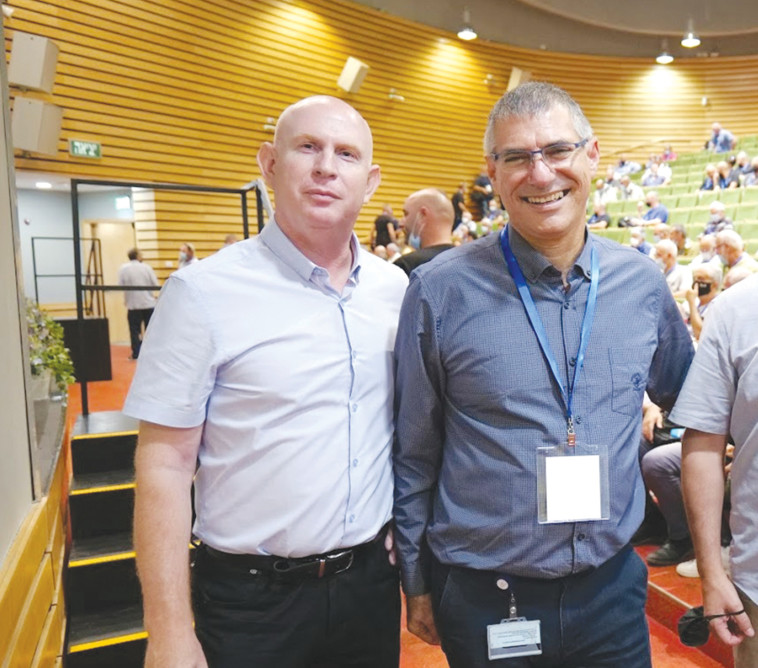 מימין לשמאל ממ מנכל המוסל דר מיקי וינקלר וראש מינהל הבטיחות והבריאות התעסוקתית, מהנדס חזי שוורצמן