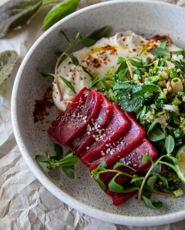 טונה אדומה וסלט בורגול שמעיף את החך. שאראק