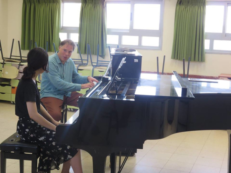 אלון גולדשטיין ותלמידה בשדה בוקר 