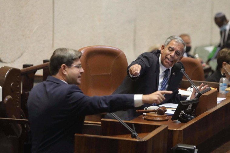 מיקי לוי ואופיר אקוניס במליאת הכנסת