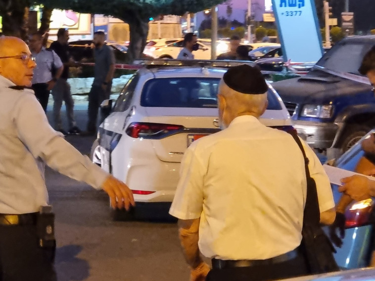 המודיע משחזר את האירוע בזירה 