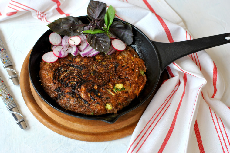 פריטטת בייבי זוקיני, עשבי תיבול ובצל סגול