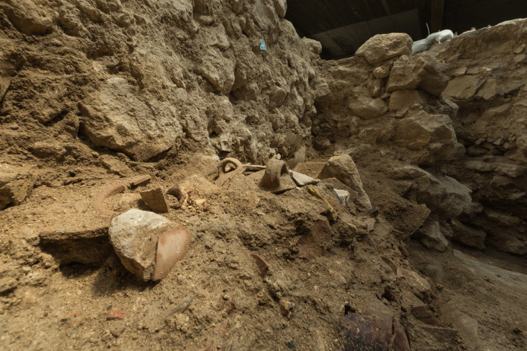 שרידי כלים שהתנפצו ברעידת האדמה