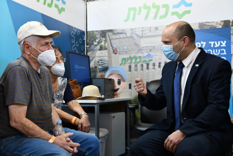 נפתלי בנט במתחם החיסונים החדש של שירותי בריאות ''כללית''