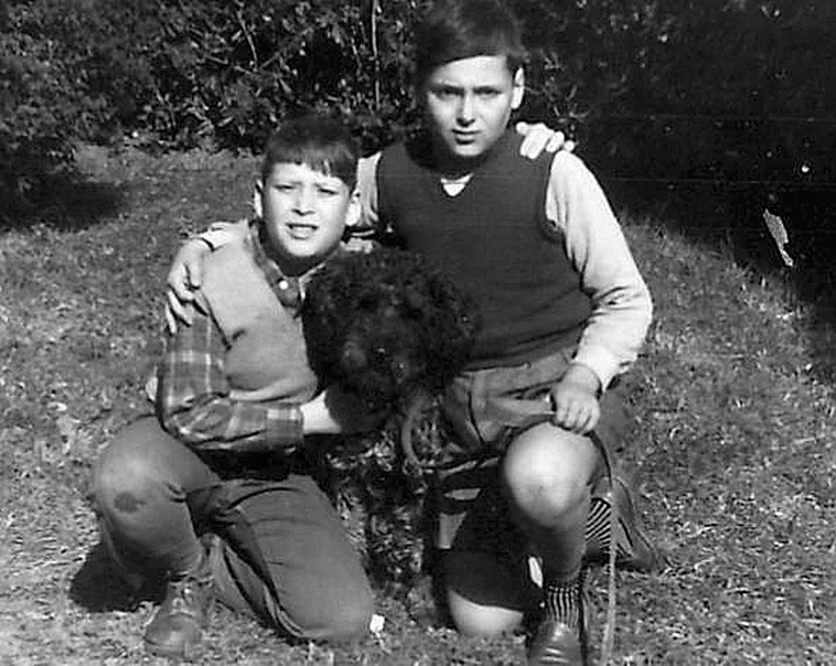 סיפור של סנדוויץ' נקניק. צבי שיסל (משמאל) בימי בית הספר הר נבו