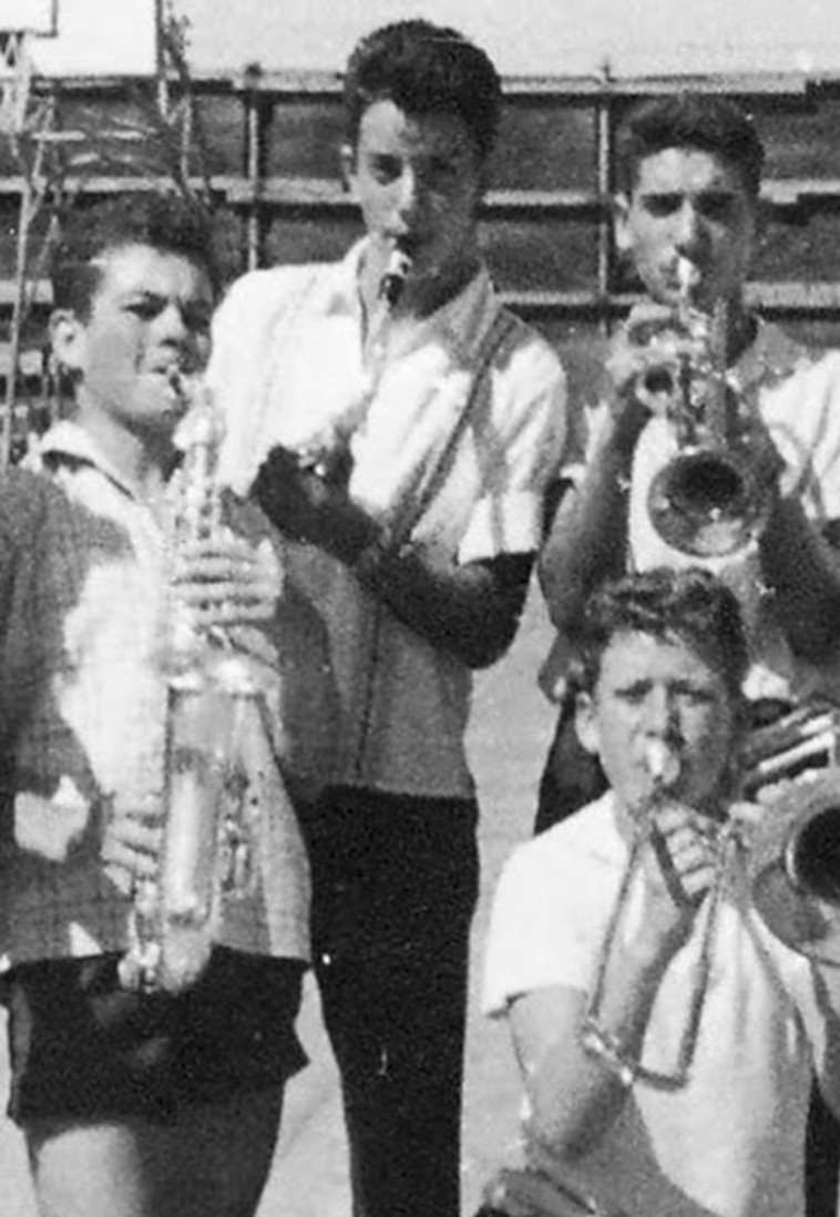 תזמורת כלי נשיפה של תלמידי הר נבו (שיסל יושב מימין)