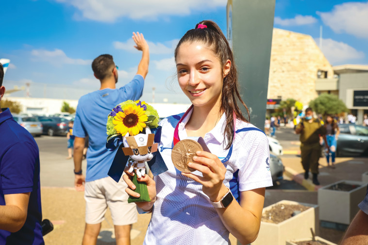 אבישג סמברג והמדליה בקבלת הפנים בישראל (צילום: פלאש 90)