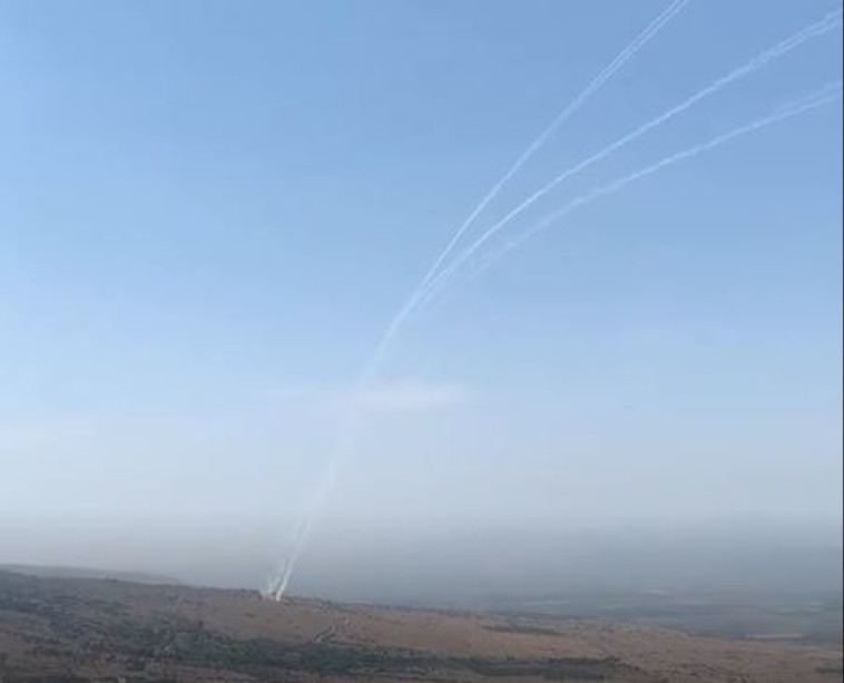 תיעוד השיגורים מלבנון לישראל (צילום: רשתות ערביות)
