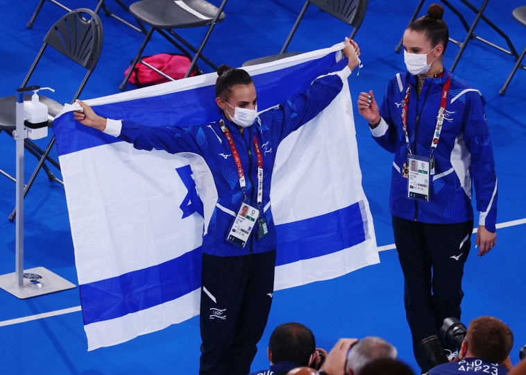 לינוי אשרם לאחר זכייתה במדליית הזהב, אולימפיאדת טוקיו 2020