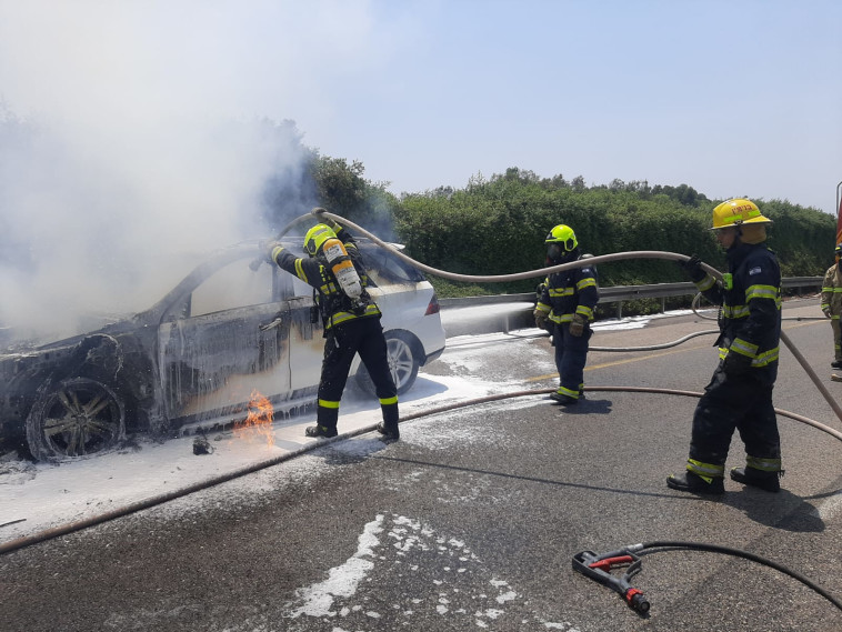 מאמצי כיבוי שריפה (צילום: דוברות כבאות והצלה)