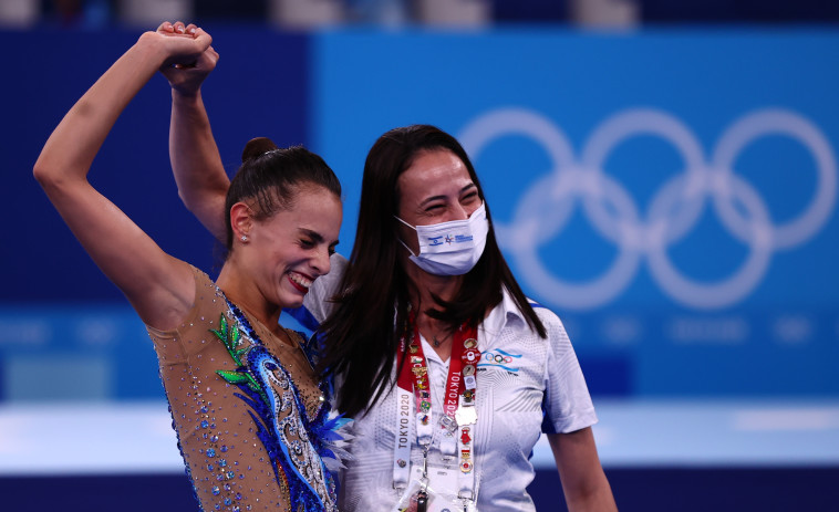 לינוי אשרם והמאמנת באולימפיאדת טוקיו (צילום: REUTERS/Lisi Niesner)