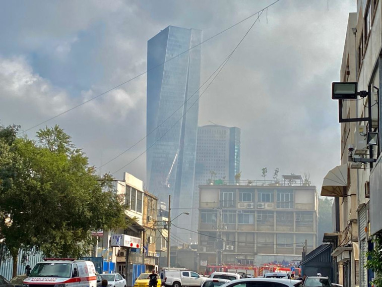 עשן השריפה מתפשט בתל אביב (צילום: אבשלום ששוני)