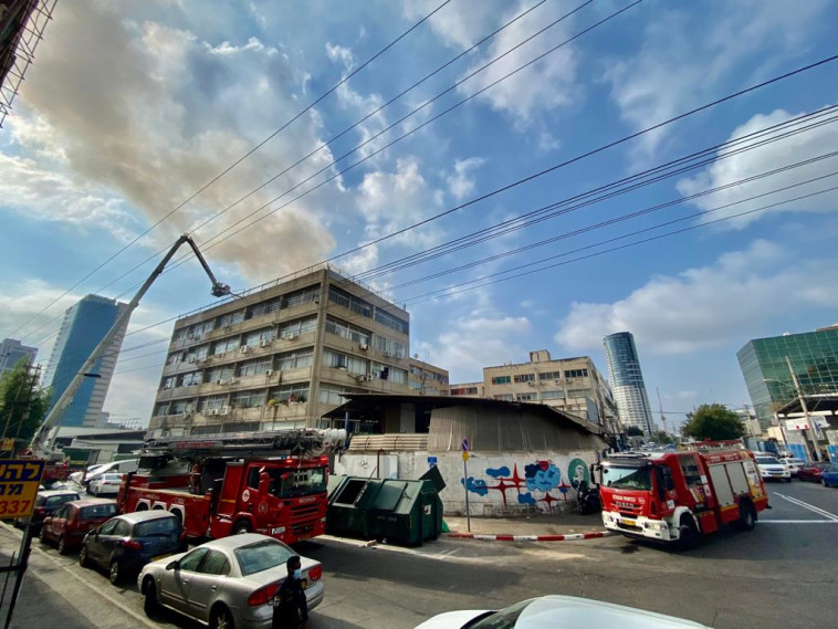עשן עולה מגג בניין בתל אביב (צילום: אבשלום ששוני)