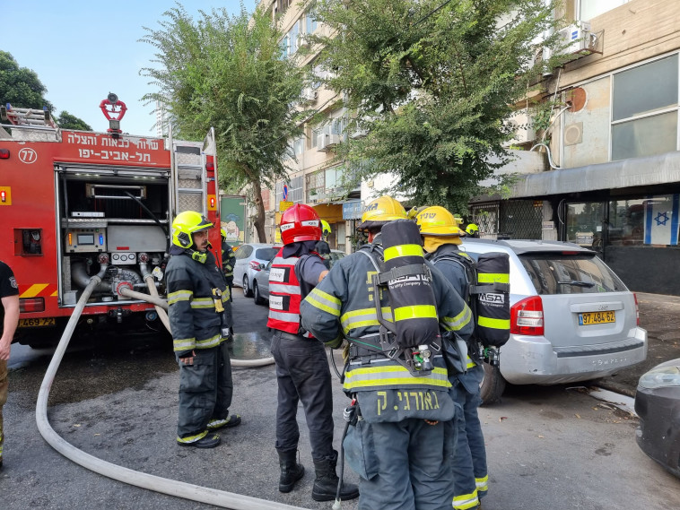 כוחות הביטחון פועלים לכיבוי הלהבות בתל אביב