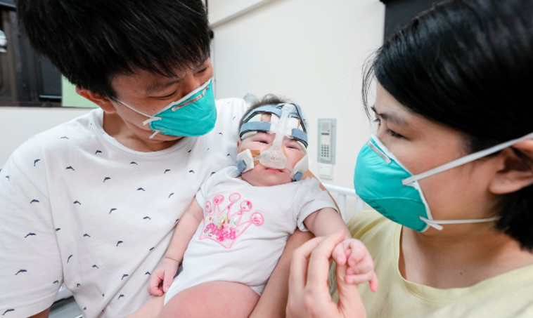 התינוקת הקטנה משתחררת לביתה אחרי 13 חודשים בבית החולים